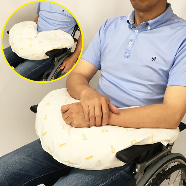 【活用例】車椅子に座った時にふととももの上に乗せて腕を乗せます。腕の重さがクッションに支えられ、肩の負担が軽くなり、身体が楽になります。体幹の前屈予防になります。