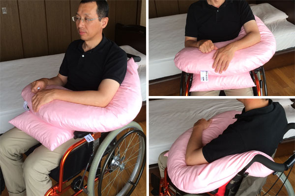 サポタイト・ブーメラン使用例、車いす座位で麻痺上肢のサポートに